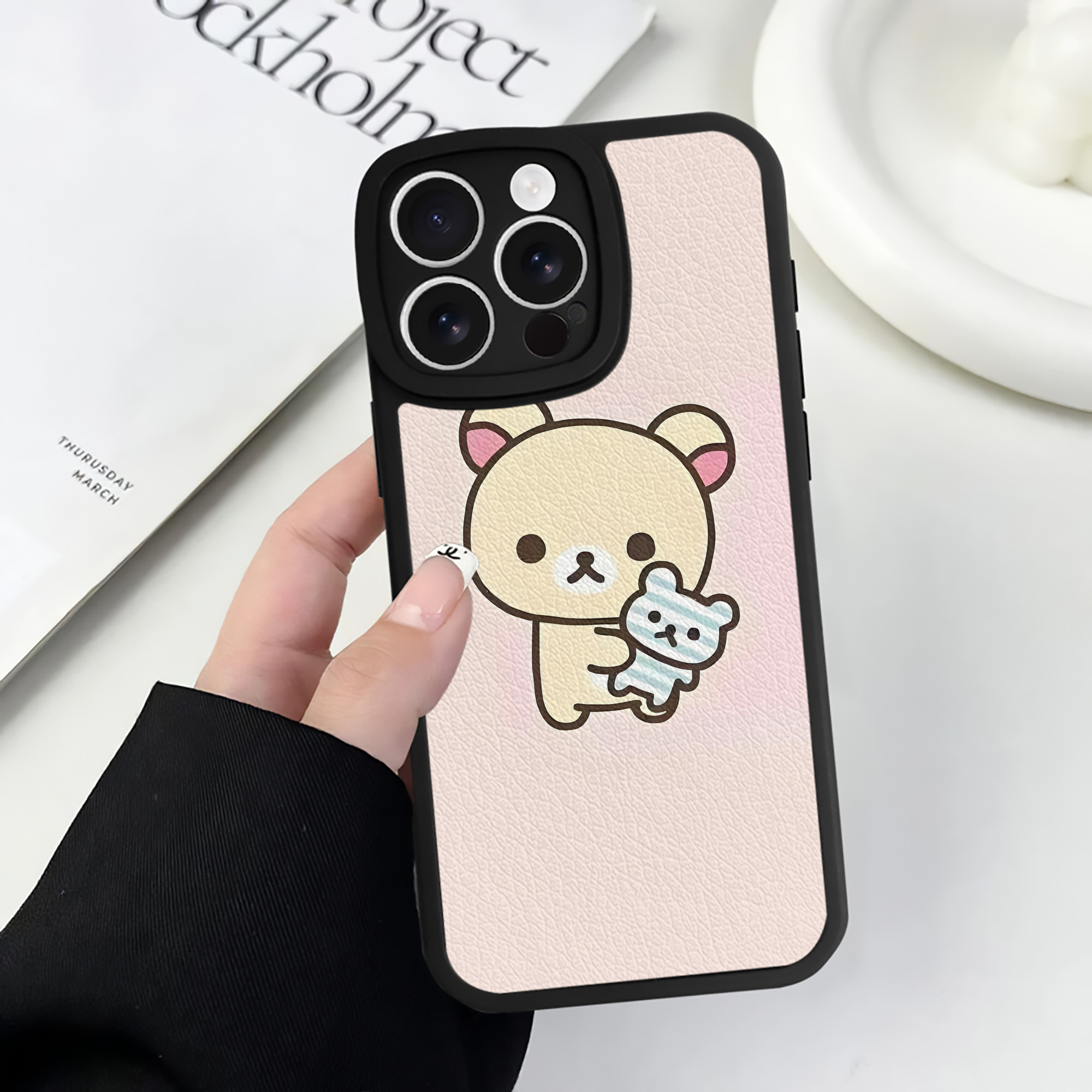 （画像用） リラックマ リラックマ キイロイトリ Rilakkuma Korilakkuma Kiiroitori 【iPhone 16シリーズ対応】シリコンスマホケース（レザー調） 材質：シリコン